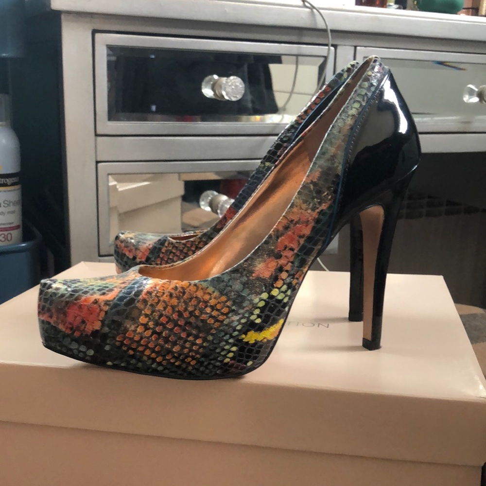 BCBG snake print pumps. In great used condition. Worn only a few times. Size 7